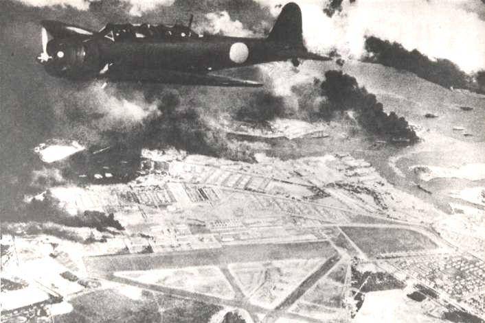 Dalam serangan Pearl Harbor, terlihat pesawat torpedo Nakajima B5N2 (Kanko) Angkatan Laut Kekaisaran Jepang di atas lapangan Hickam setelah mengebom Pearl Harbor. (commons.wikimedia.org/Naval History and Heritage Command/Unknown author)