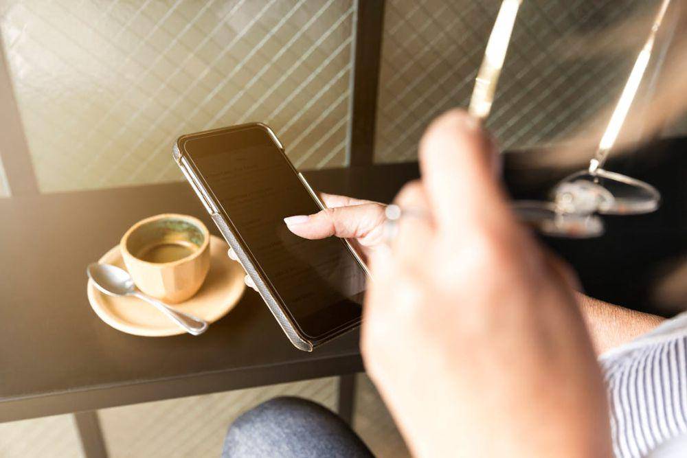 ilustrasi menggunakan HP (pexels.com/LinkedIn Sales Navigator)