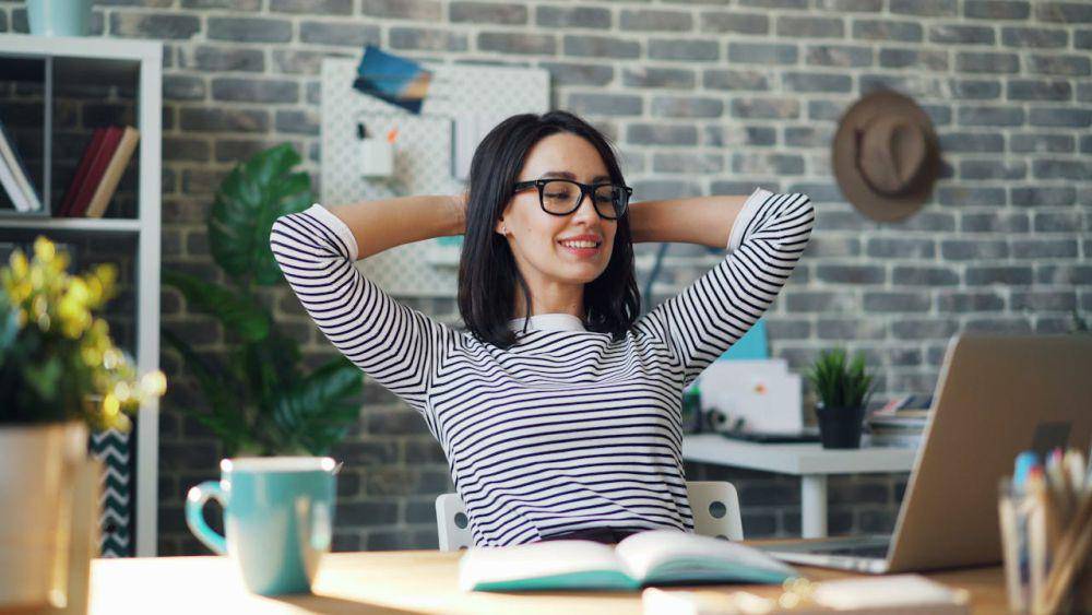 ilustrasi perempuan di depan laptop (pexels.com/Vitaly Gariev)