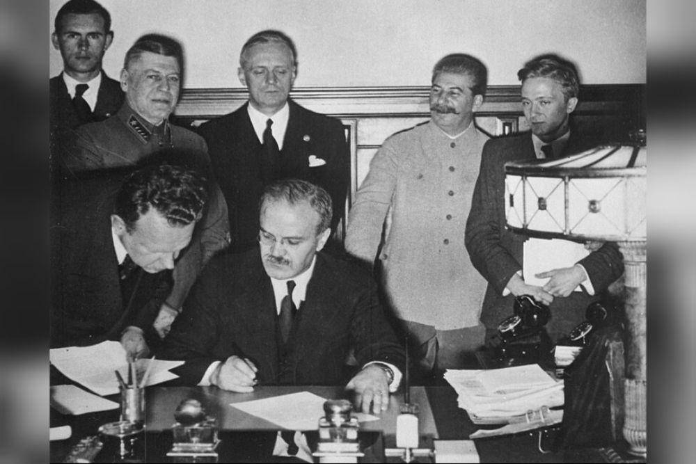 Menteri Luar Negeri Soviet, Vyacheslav Molotov, menandatangani Perjanjian Rahasia Jerman-Soviet di Moskow, 28 September 1939. (commons.wikimedia.org/Unknown author)