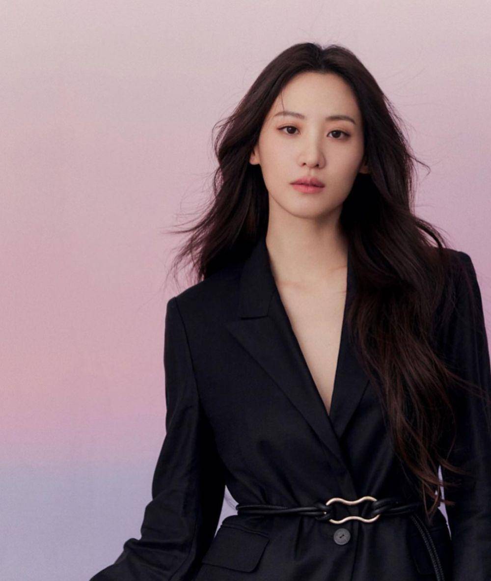 Claudia Kim (instagram.com/claudiashkim)