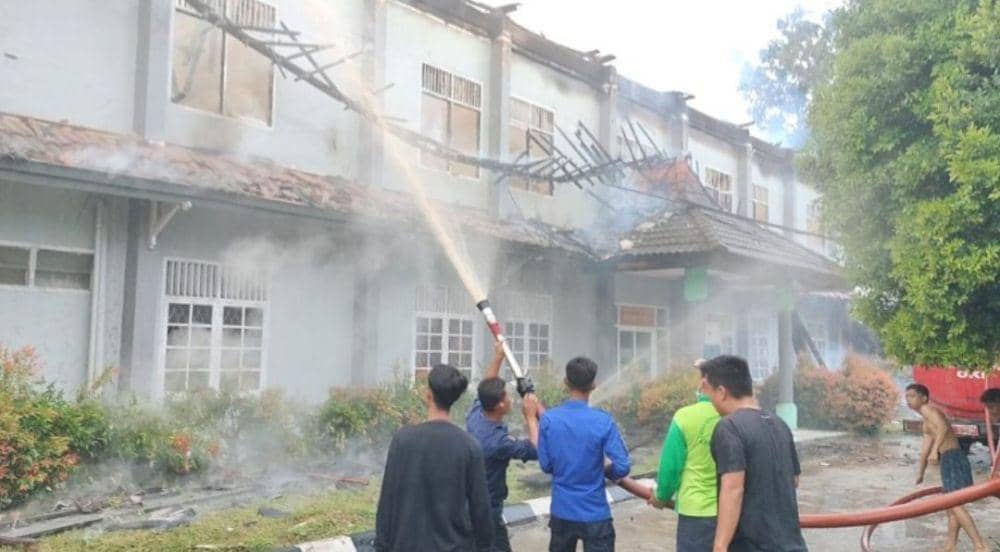 (Gedung asrama SMAN 3 Kayuagung yang terbakar) IDN Times/istimewa