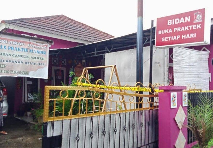 (Tempat praktik Bidan ZN yang disegel polisi atas kasus dugaan malapraktik) IDN Times/istimewa