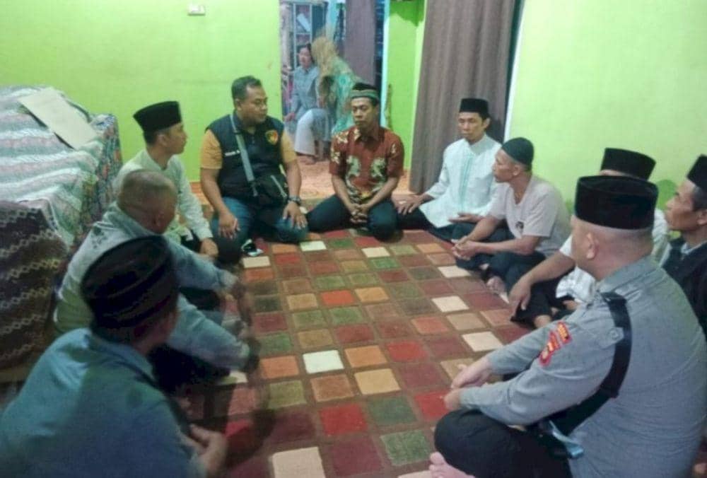 (Pihak kepolisian saat melayat ke rumah duka pelajar yang tewas terjepit roda truk) IDN Times/istimewa