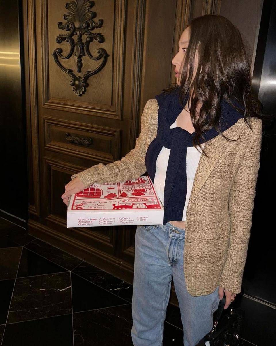 Krystal Jung (instagram.com/vousmevoyez)