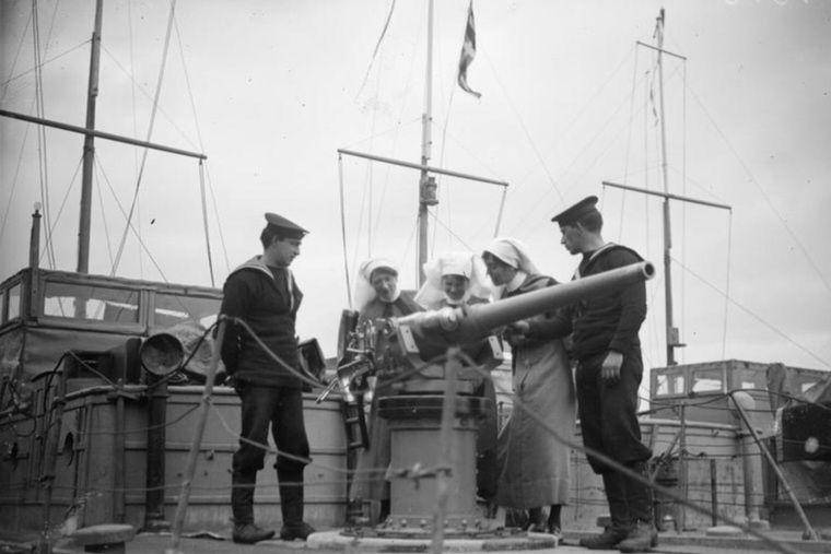 Pelaut menjelaskan cara kerja senjata di kapal angkatan laut Inggris kepada beberapa biarawati yang sedang berkunjung ke Patroli Angkatan Laut Rhine di Cologne, 21 Februari 1919. (commons.wikimedia.org/John Warwick Brooke)