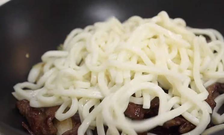 ilustrasi memasak mie sapi mongolia (YouTube.com/Aaron and Claire)