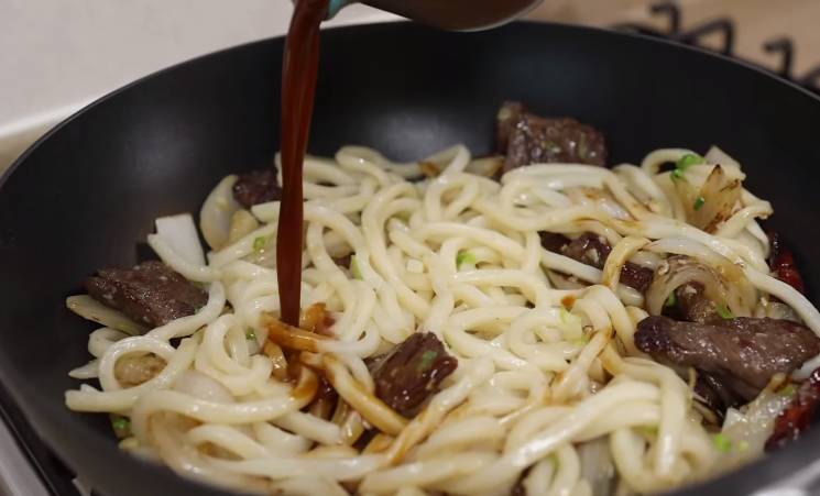 ilustrasi memasak mie sapi mongolia (YouTube.com/Aaron and Claire)