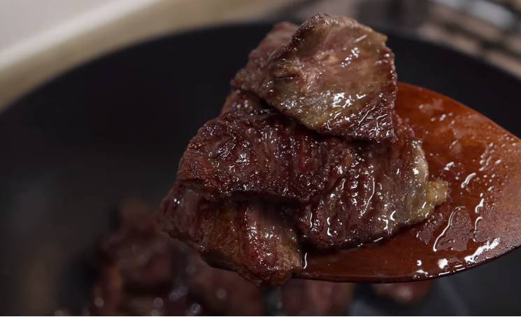 ilustrasi irisan daging sapi di mie sapi mongolia (YouTube.com/Aaron and Claire)