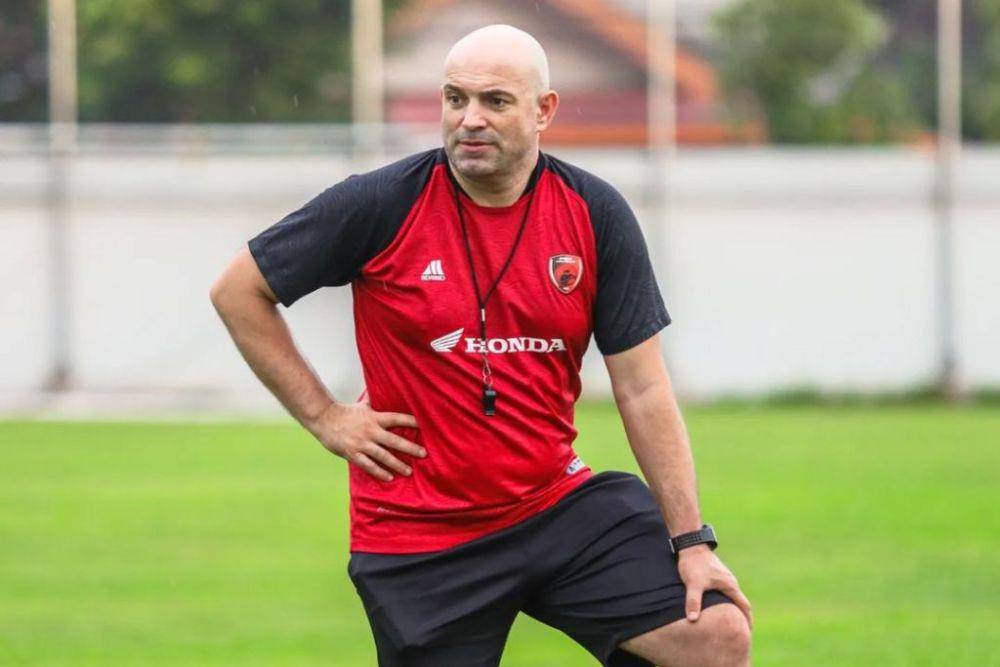 Pelatih PSM Makassar, Bernardo Tavares, saat memimpin sesi latihan rutin di Stadion Kalegowa Pallangga pada 13 April 2024. (Instagram.com/psm_makassar)