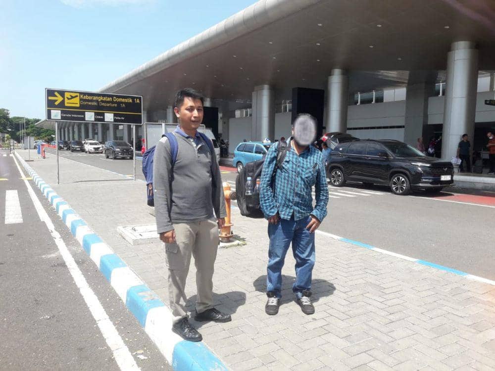 Petugas imigrasi saat mendampingi WNA Pakistan yang di deportasi. IDN Times/ dok Imigrasi Kediri