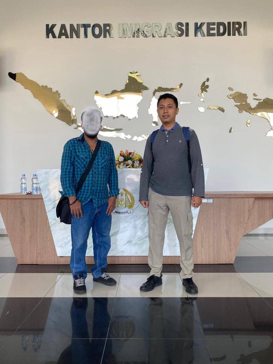 Petugas imigrasi saat mendampingi WNA Pakistan yang di deportasi. IDN Times/ dok Imigrasi Kediri