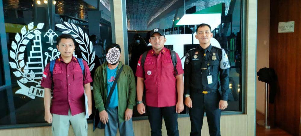 Petugas imigrasi saat mendampingi WNA Pakistan yang di deportasi. IDN Times/ dok Imigrasi Kediri