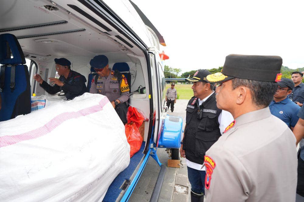 Pj Gubernur Sulsel Bahtiar Baharuddin dan Kapolda Sulsel Irjen Andi Rian R. Djajadi meninjau pengiriman bantuan dengan helikopter ke lokasi bencana alam di Kecamatan Latimojong, Kabupaten Luwu, Sabtu (4/5/2024). (Dok. Humas Pemprov Sulsel)