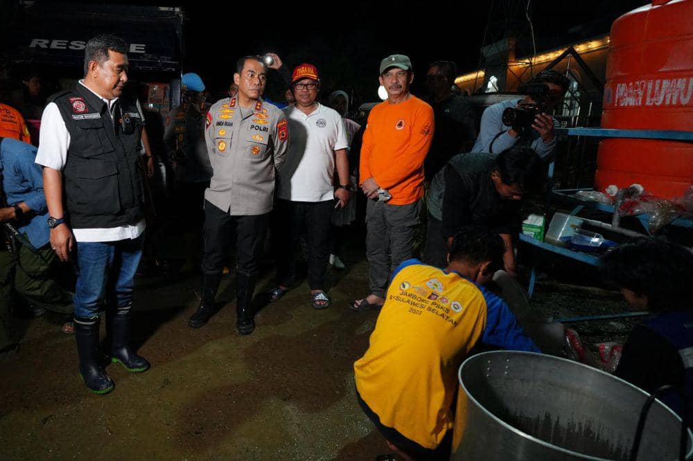 Pj Gubernur Sulsel Bahtiar Baharuddin dan Kapolda Sulsel Irjen Andi Rian R. Djajadi meninjau pemenuhan air bersih untuk korban banjir di Kecamatan Pitumpanua, Sidrap, Sabtu (4/5/2024). (Dok. Pemprov Sulsel)