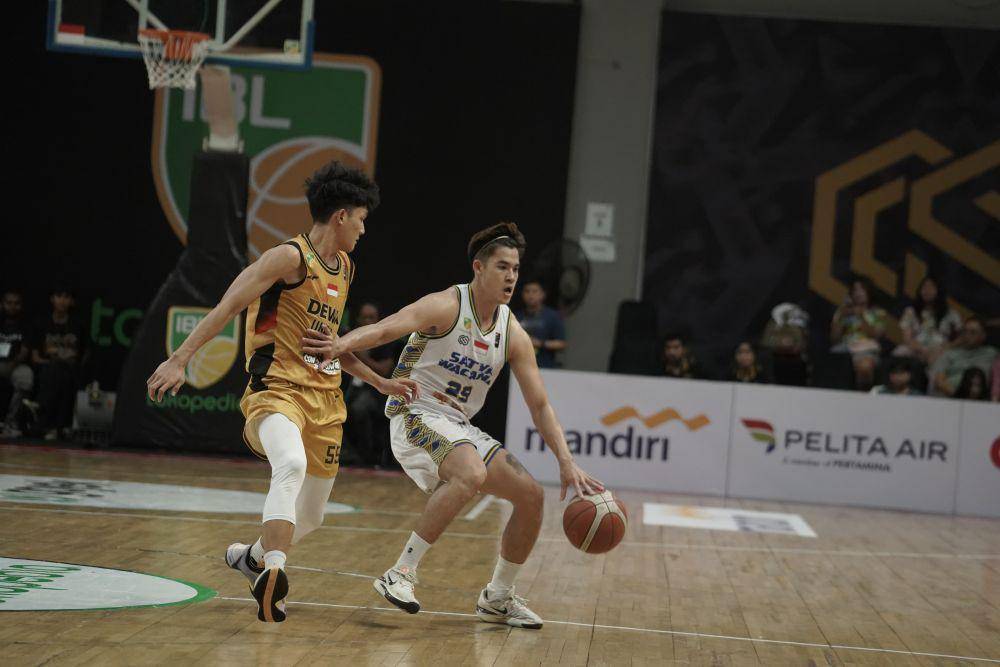 Satya Wacana Salatiga (SWS) melawan Dewa United Banten dalam laga lanjutan Indonesian Basket League (IBL) di Knight Stadium Semarang, Sabtu (4/5/2024). (dok. SWS)