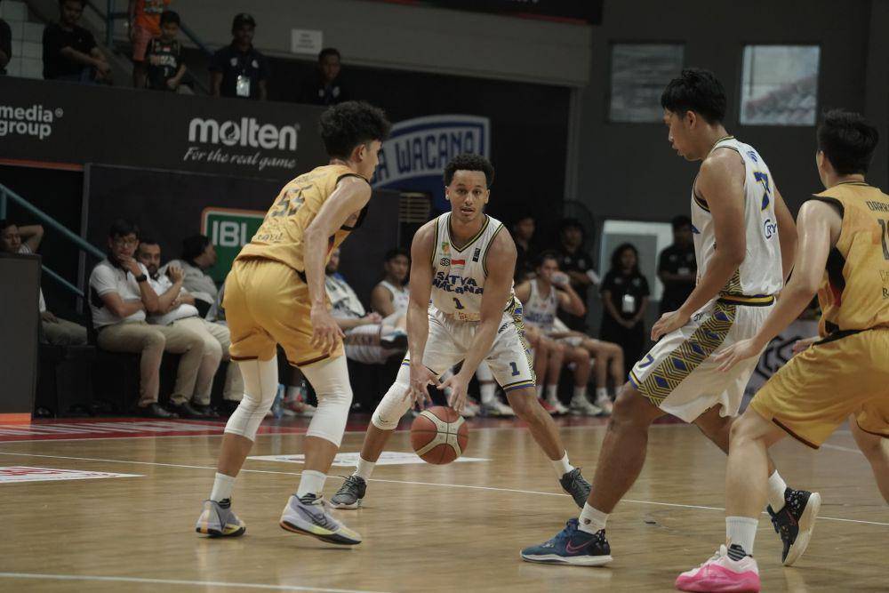 Satya Wacana Salatiga (SWS) melawan Dewa United Banten dalam laga lanjutan Indonesian Basket League (IBL) di Knight Stadium Semarang, Sabtu (4/5/2024). (dok. SWS)