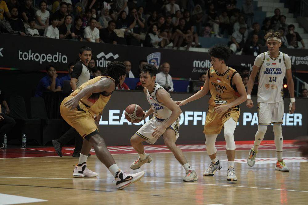 Satya Wacana Salatiga (SWS) melawan Dewa United Banten dalam laga lanjutan Indonesian Basket League (IBL) di Knight Stadium Semarang, Sabtu (4/5/2024). (dok. SWS)