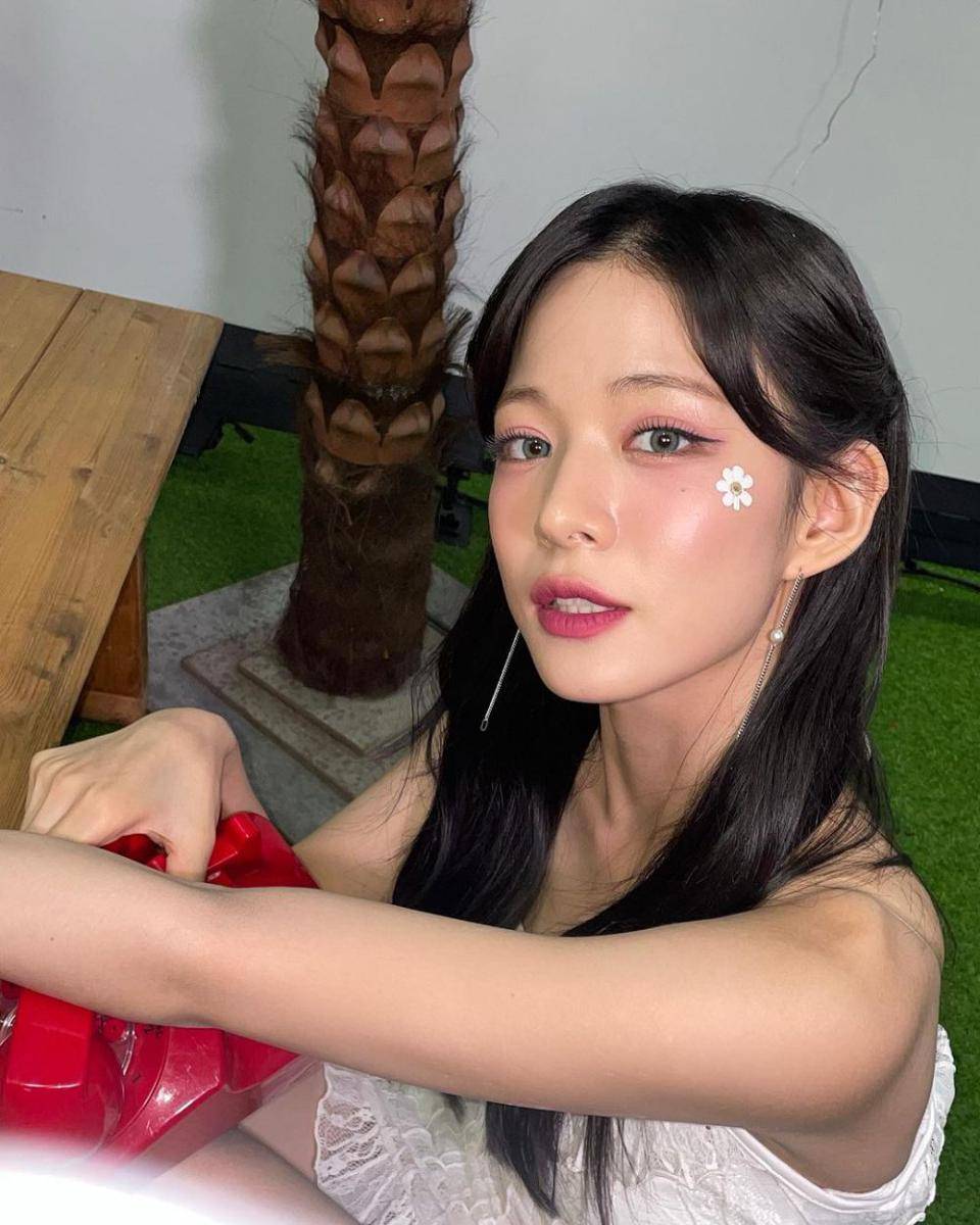 Chaeyoung fromis_9 (instagram.com/chaengrang_)