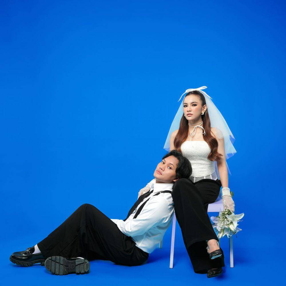 prewed baju hitam casual (instagram.com/rizkyfbian)