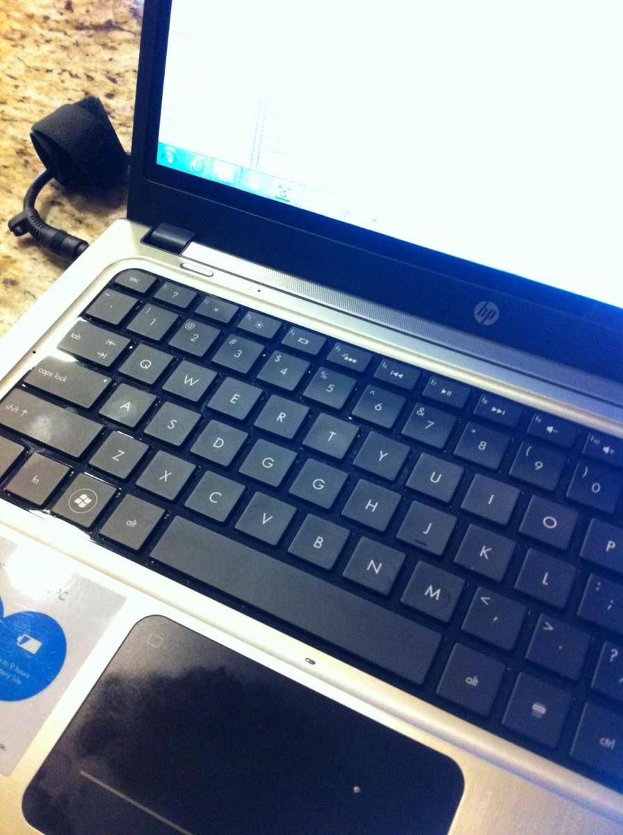 potret momen unik keyboard laptop typo (reddit.com/user/zhenichka)