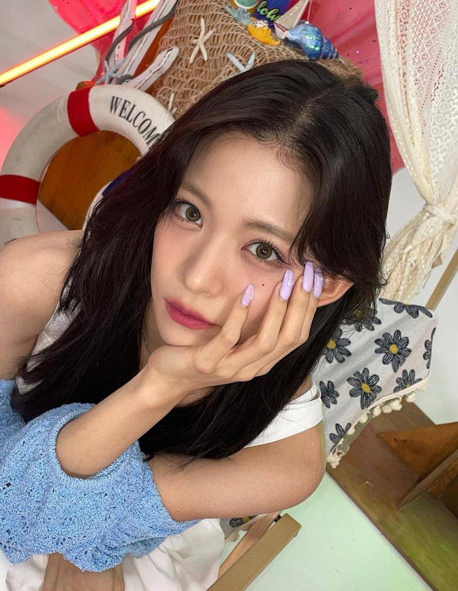 Chaeyoung fromis_9 (instagram.com/chaengrang_)