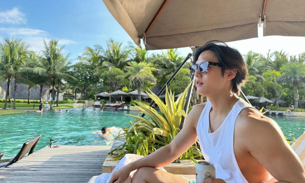 7 Potret Minhyuk BTOB Liburan di Bali, Hashtag IG bak Warlok!