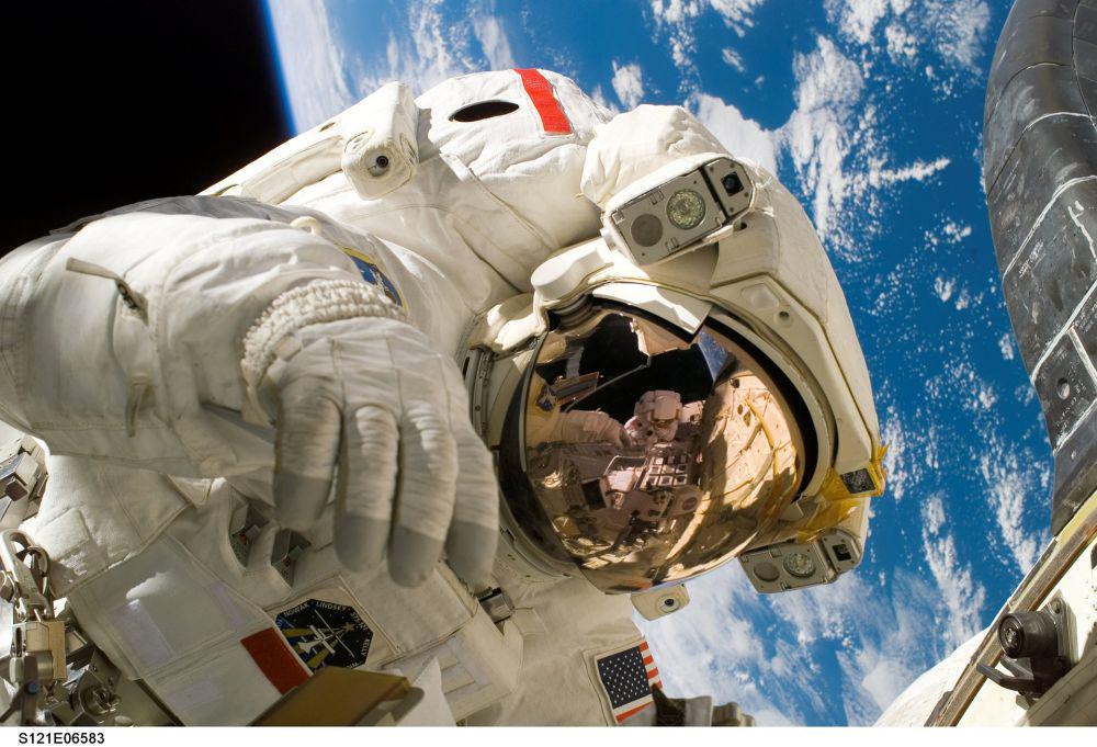 Mengapa Baju Astronot Berwarna Putih?