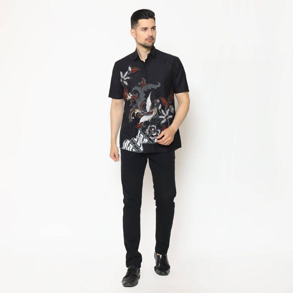 ilustrasi laki-laki mengenakan kemeja batik (shopee.co.id/MY AKSA OFFICIAL SHOP)