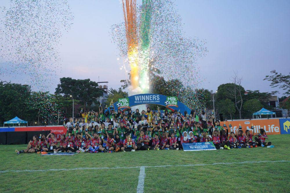 Foto juara, runner-up, semi finalis MilkLife Soccer Challenge - Surabaya Series 1 2024 Kategori Usia (KU) 12 dan KU 10. (Dok. Humas MilkLife Soccer)