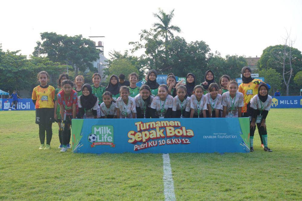 Foto bersama para peserta MilkLife Soccer Challenge di laga final. (Dok. Humas MilkLife Soccer)