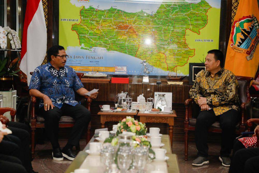 Pj Gubernur Jateng Nana Sudjana berbincang dengan perwakilan pabrik motor listrik Sunra. (IDN Times/Fariz Fardianto)