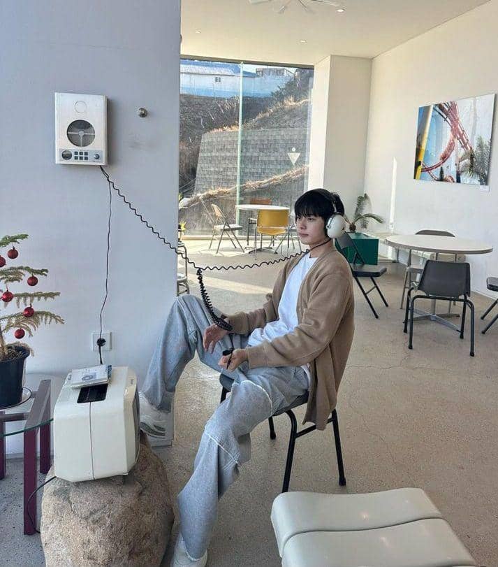 Yoo Seon Ho (instagram.com/official_yooseonho)