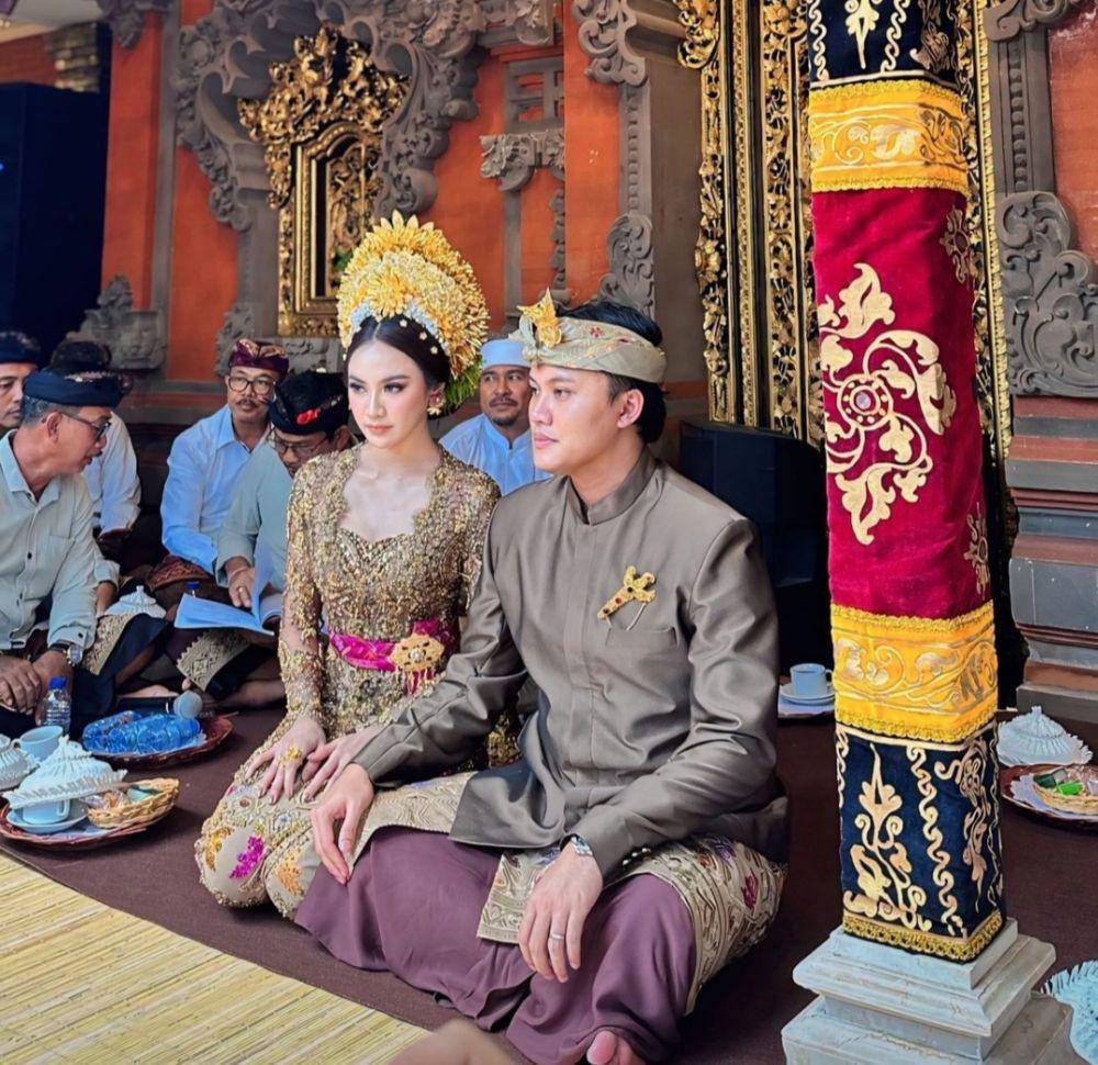 Prosesi adat Mepamit Mahalini Raharja dan Rizky Febian. (Instagram.com/idaayucintiya)