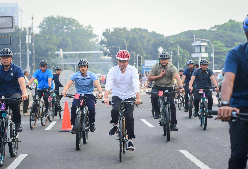 Presiden Jokowi Sapa Warga di Kawasan CFD Bundaran HI di Minggu Pagi (5/5/2024) (dok. Sekretariat Presiden)