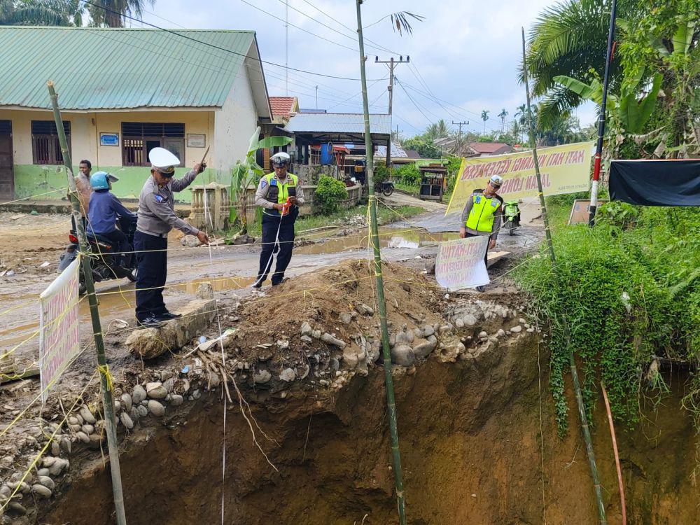 Diterjang Hujan Longsor, Jalan Alternatif Langkat-Karo Nyaris Putus