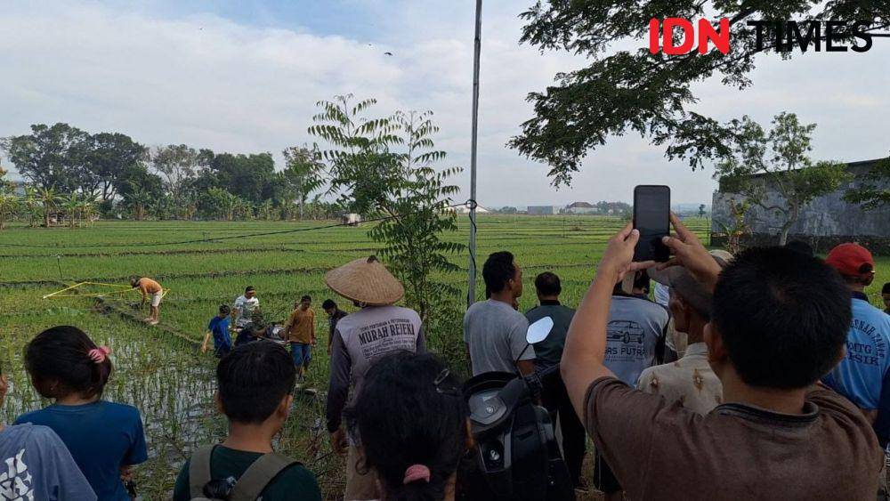 Seorang buruh tani di desa Tawun kecamatan Kasreman Ngawi ditemukan tewas tersengat jebakan tikus beraliran listrik. IDN Times/ Riyanto
