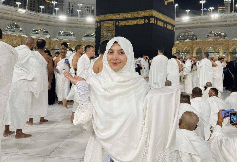 8 Potret Sarah Keihl Jalani Ibadah Umrah, Tampil Anggun Berhijab