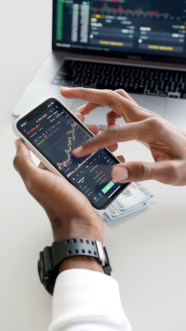 Daftar 10 Saham Tercuan dan Paling Boncos saat IHSG Anjlok