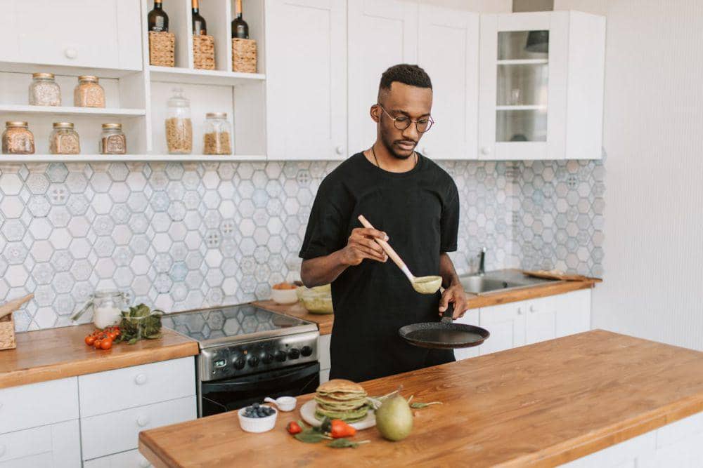 ilustrasi pria memasak menu makanan (pexels.com/Vlada Karpovich)
