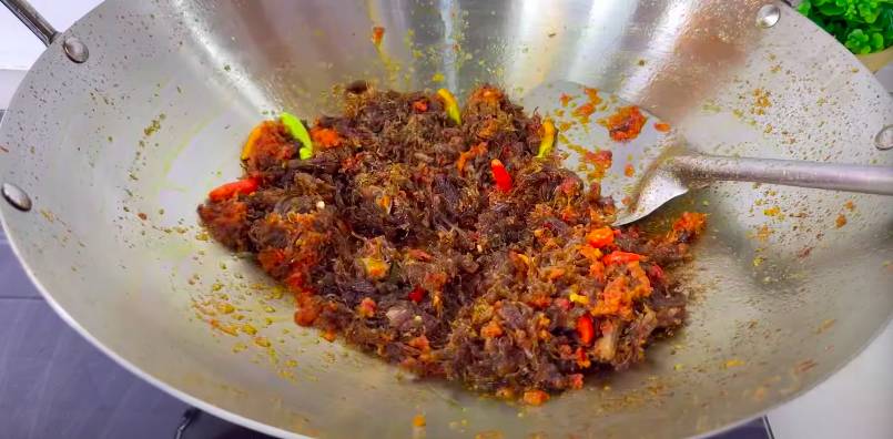 ilustrasi memasak daging sapi suwir mercon (YouTube.com/Ika Mardatillah)
