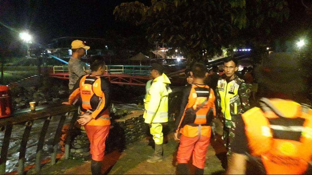 (Motor Pasutri tergelincir di jalan tikungan Lahat saat hujan deras) IDN Times/istimewa