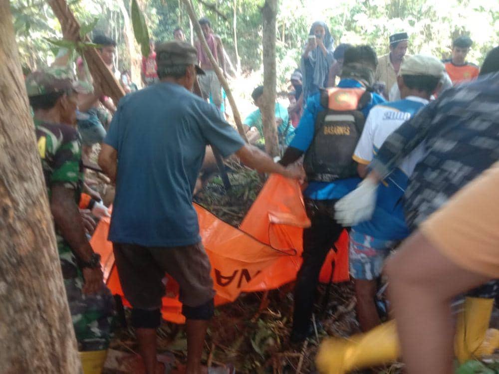 Tim SAR temukan jasad anak korban banjir di Sungai Suli, Kabupaten Luwu, Sulawesi Selatan (Sulsel), Minggu (5/5/2024)/Basarnas Makassar