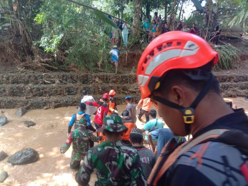 Tim SAR temukan jasad anak korban banjir di Sungai Suli, Kabupaten Luwu, Sulawesi Selatan (Sulsel), Minggu (5/5/2024)/Basarnas Makassar