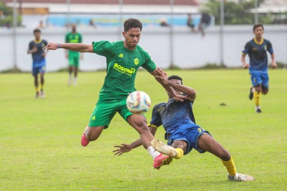 Joao Pedro (kiri) dalam laga uji coba PSM Makassar versus Mangiwang FC yang berlangsung di Stadion Pallangga Gowa, 13 Februari 2024. (Instagram.com/psm_makassar)