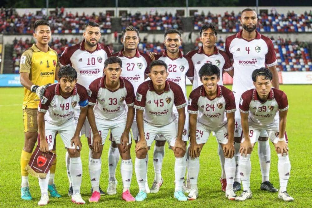 Joao Pedro (jongkok, dua dari kiri) berpose jelang laga matchday keenam Grup H AFC Cup 2023/24 antara Sabah FC versus PSM Makassar yang berlangsung di Likas Stadium Kinabalu, 14 Desember 2023. (Instagram.com/psm_makassar)