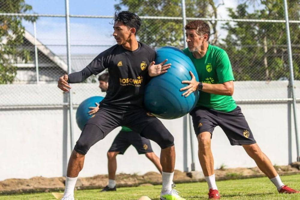 Daffa Salman (kiri) dalam sesi latihan PSM Makassar di Stadion Kalegowa Pallangga pada 18 Februari 2024. (Instagram.com/psm_makassar)
