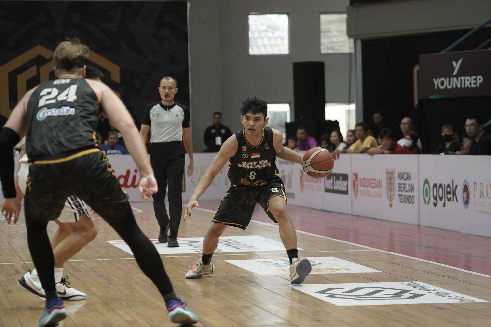 Satya Wacana Salatiga (SWS) melawan Bima Perkasa Jogja (BPJ) pada laga lanjutan Indonesian Basketball League (IBL) 2024 di Knight Stadium Semarang, Minggu (5/5/2024). (dok. SWS)
