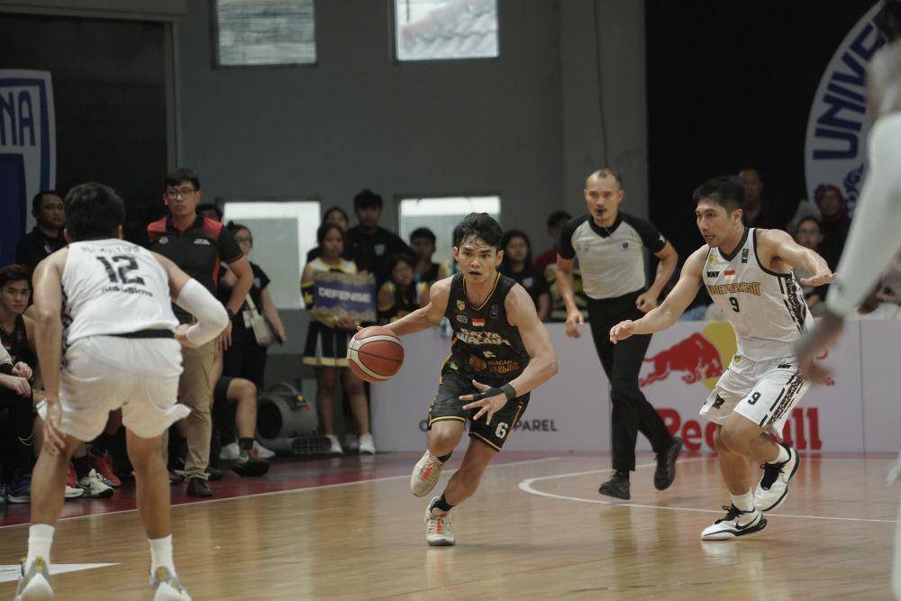 Satya Wacana Salatiga (SWS) melawan Bima Perkasa Jogja (BPJ) pada laga lanjutan Indonesian Basketball League (IBL) 2024 di Knight Stadium Semarang, Minggu (5/5/2024). (dok. SWS)