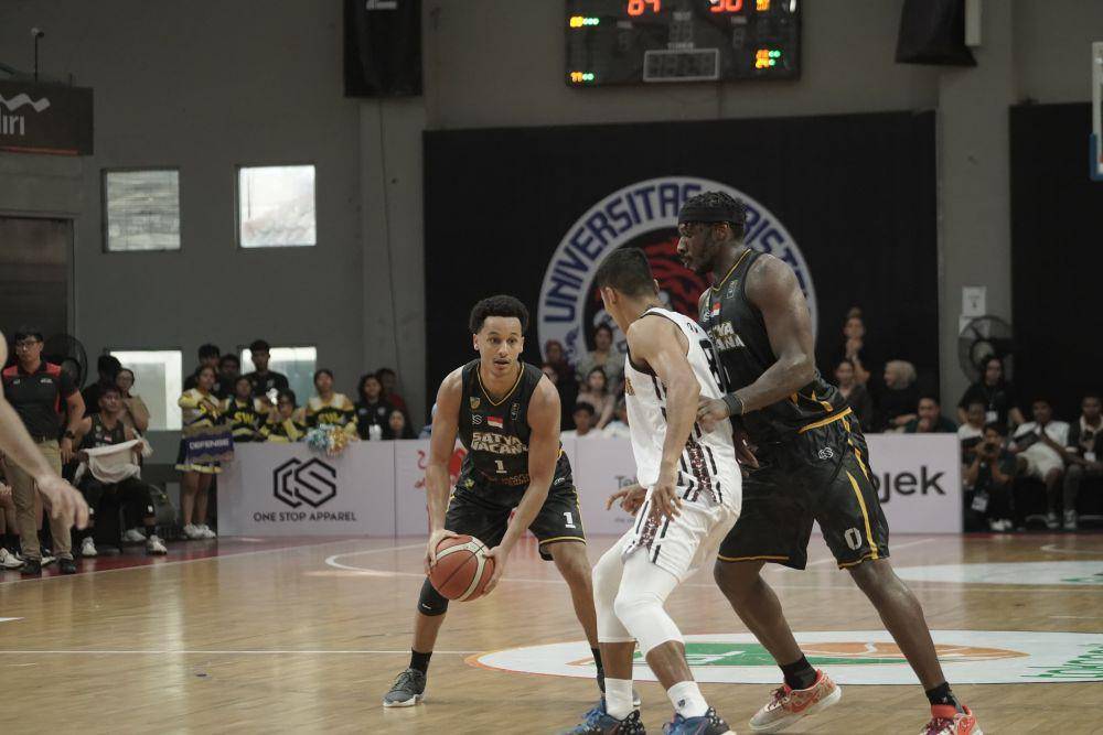 Satya Wacana Salatiga (SWS) melawan Bima Perkasa Jogja (BPJ) pada laga lanjutan Indonesian Basketball League (IBL) 2024 di Knight Stadium Semarang, Minggu (5/5/2024). (dok. SWS)